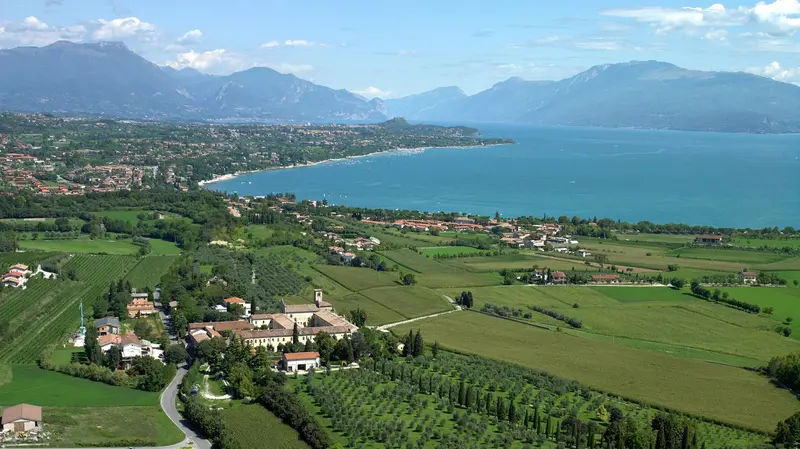 Una veduta aerea del lago di Garda