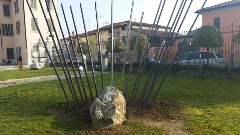 Cippo marmoreo nel giardino del palazzo comunale - © www.giornaledibrescia.it