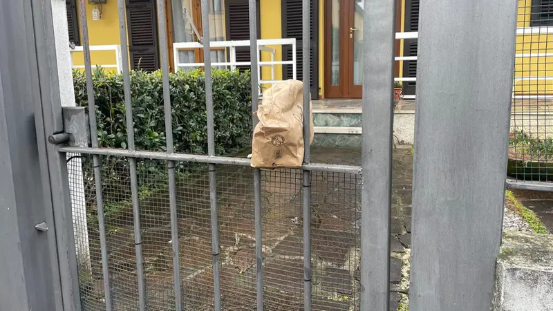 Il pane lasciato davanti a un'abitazione - © www.giornaledibrescia.it