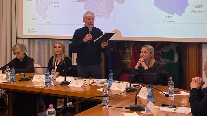 Bertolaso durante l'incontro a Chiari