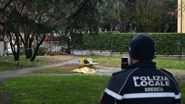 La panchina su cui è stato trovato l'uomo senza vita - Foto Gabriele Strada/Neg © www.giornaledibrescia.it