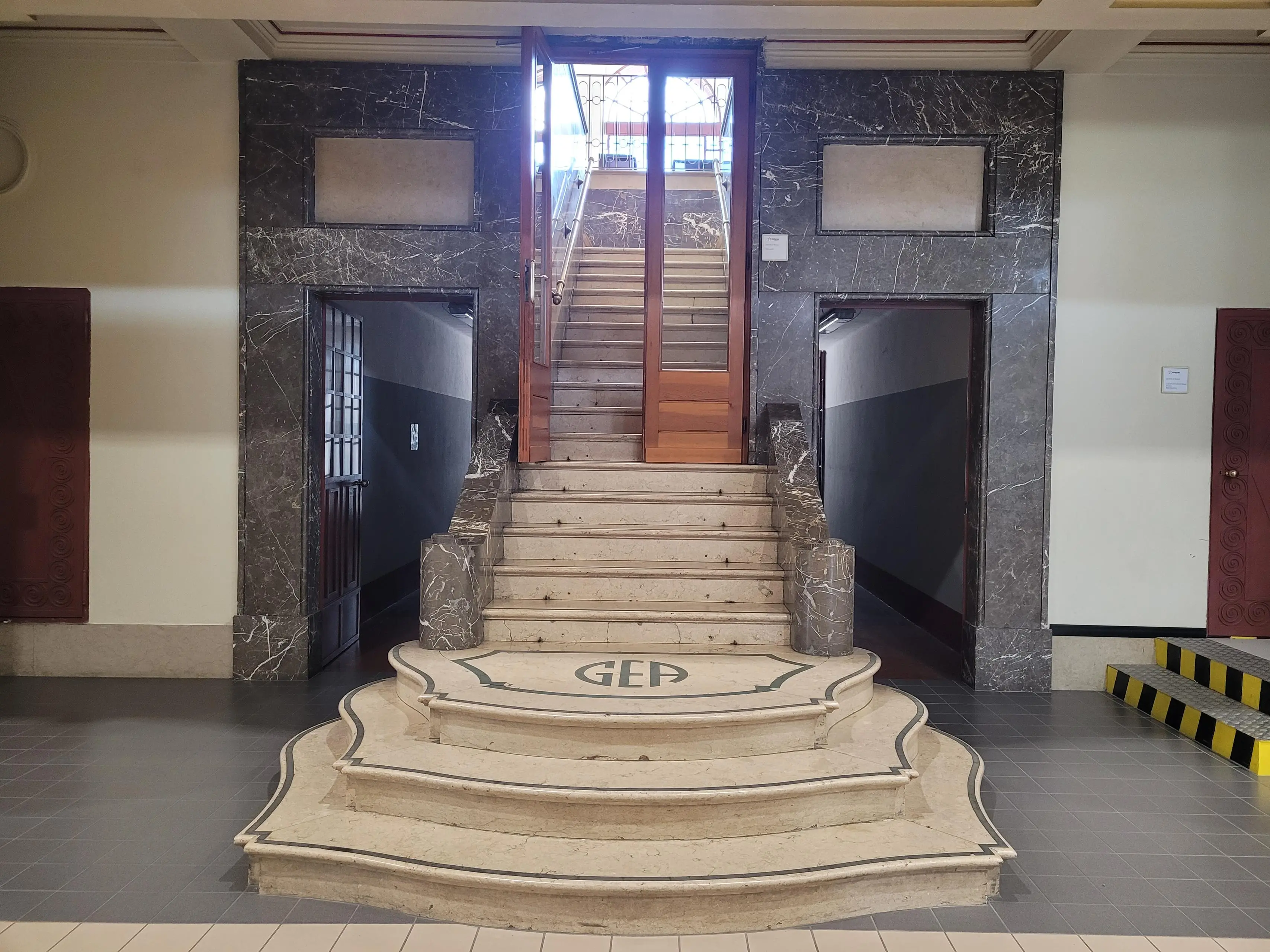 Segni di mitragliatrici, capitelli e scale in marmo: le finezze della centrale Covi