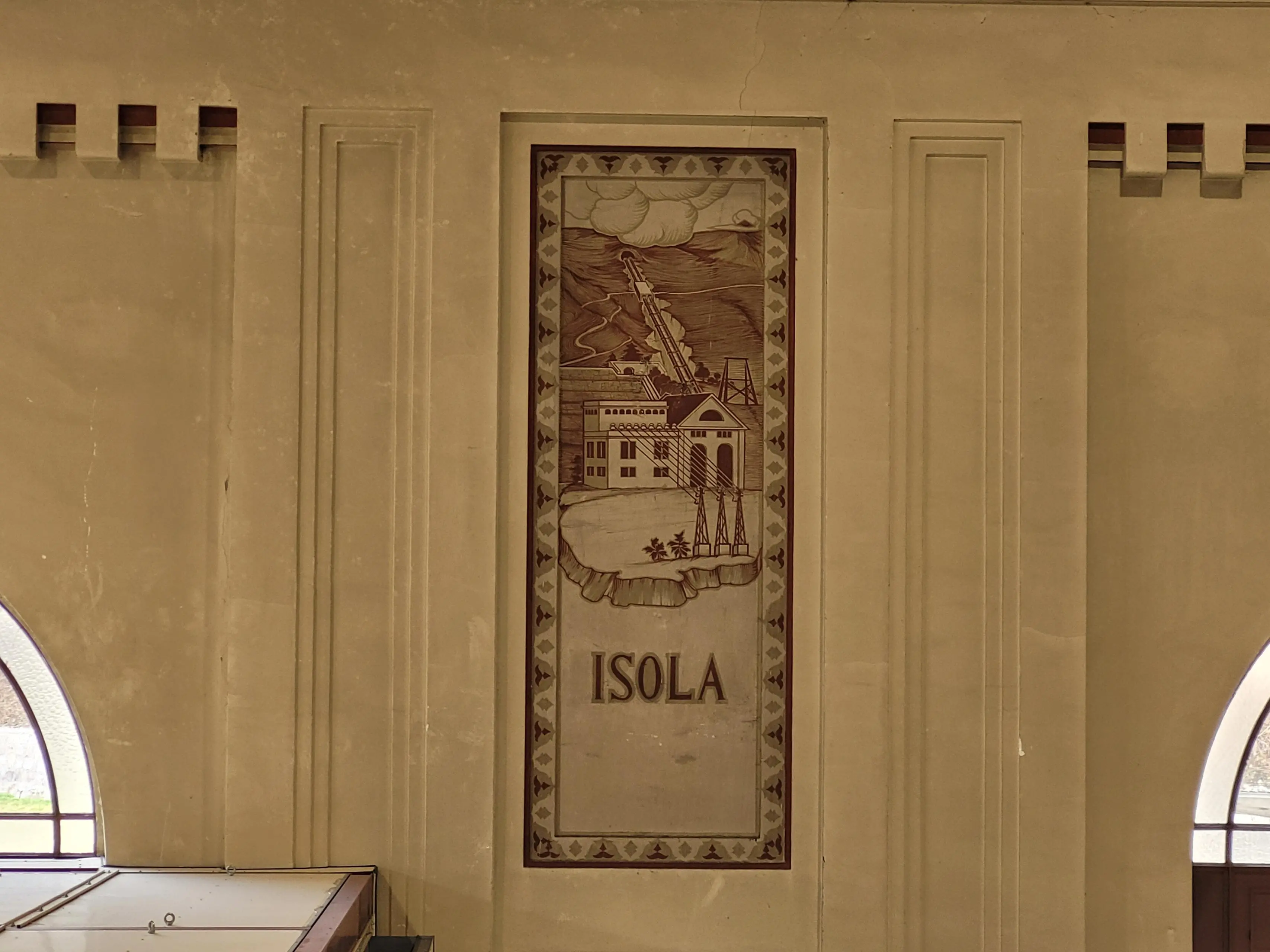 Segni di mitragliatrici, capitelli e scale in marmo: le finezze della centrale Covi