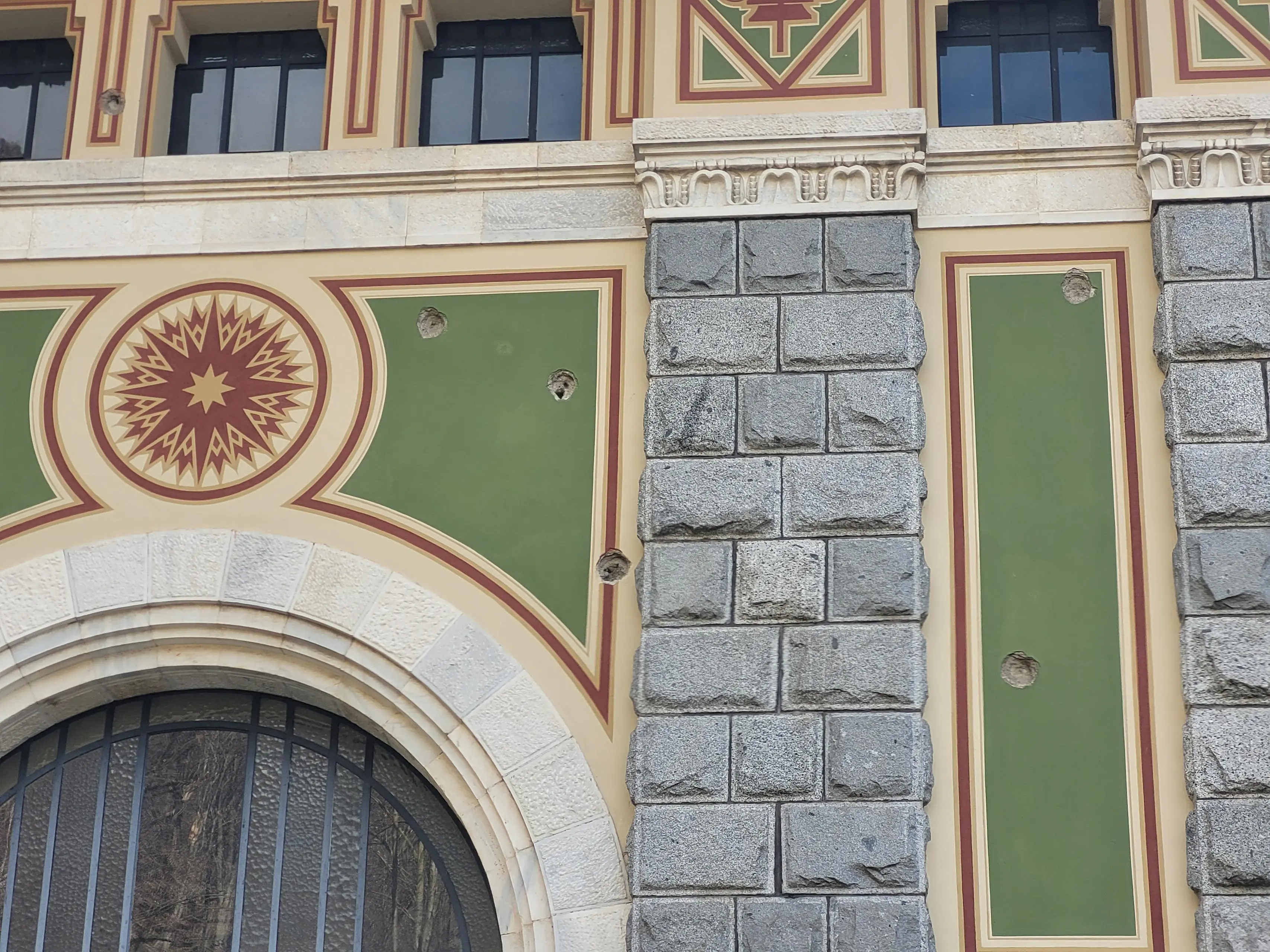 Segni di mitragliatrici, capitelli e scale in marmo: le finezze della centrale Covi