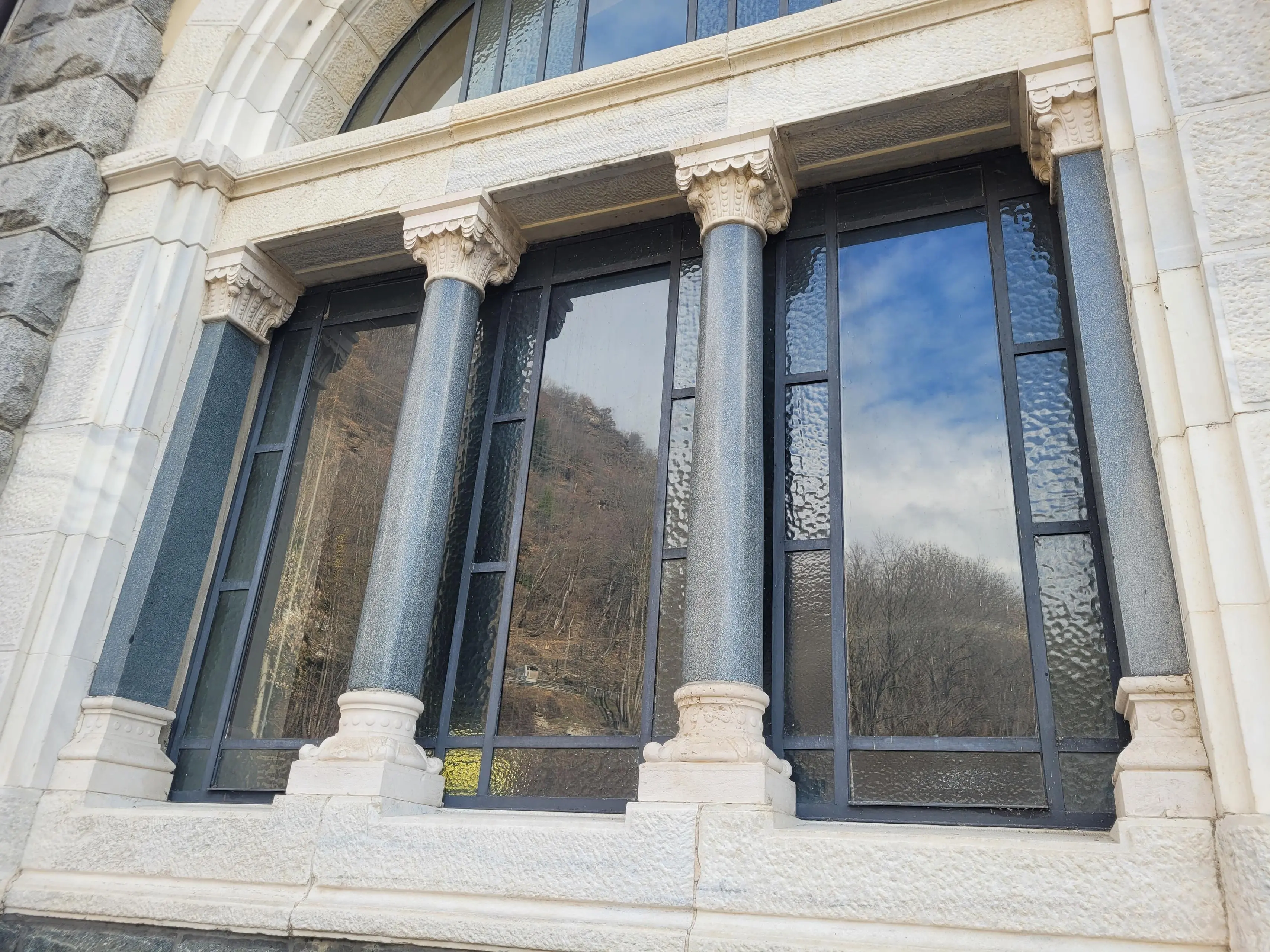 Segni di mitragliatrici, capitelli e scale in marmo: le finezze della centrale Covi