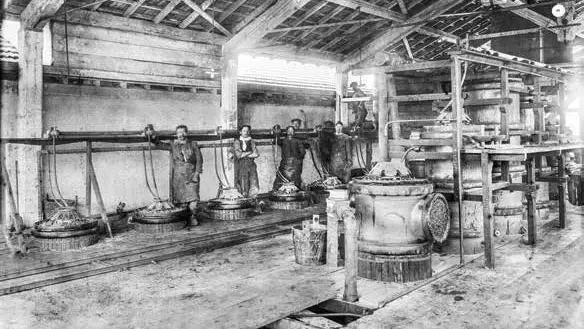 L’interno dello stabilimento Caffaro, all’inizio del ’900