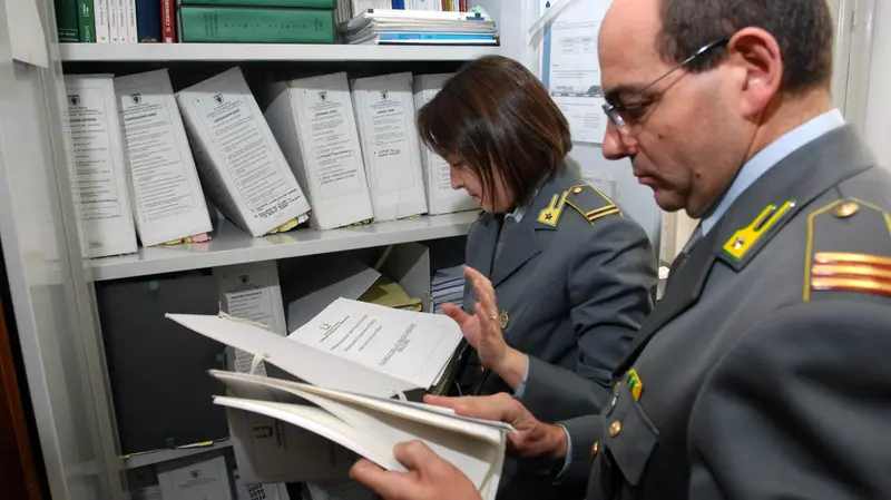 Agenti della Guardia di Finanza al lavoro