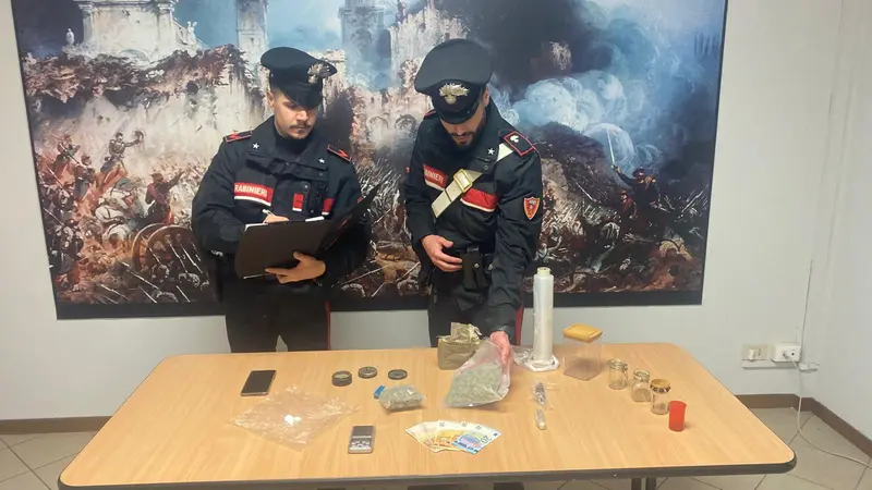 I carabinieri con la merce sequestrata