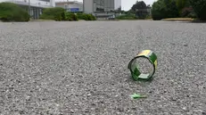 Una bottiglia rotta usata come un'arma (archivio) - Foto Gabriele Strada/Neg © www.giornaledibrescia.it