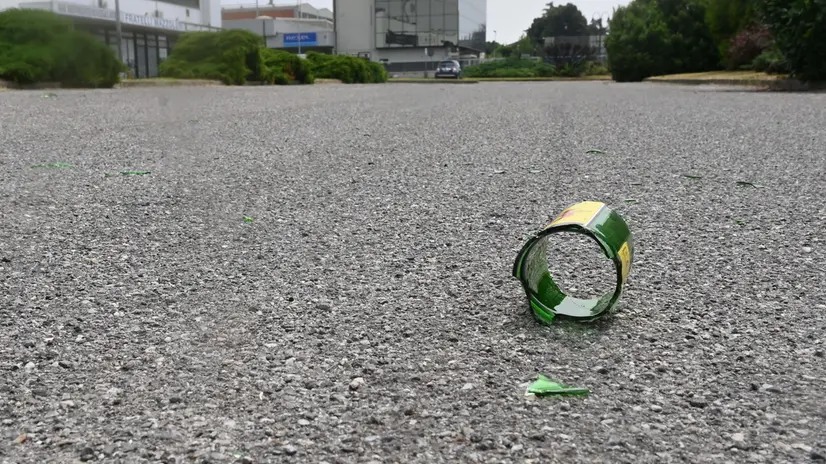 Una bottiglia rotta usata come un'arma (archivio) - Foto Gabriele Strada/Neg © www.giornaledibrescia.it