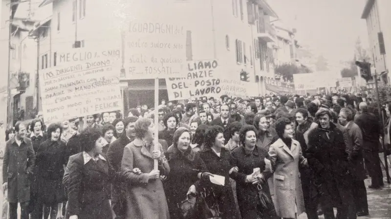 Il corteo durante una manifestazione contro la riduzione del personale - © www.giornaledibrescia.it