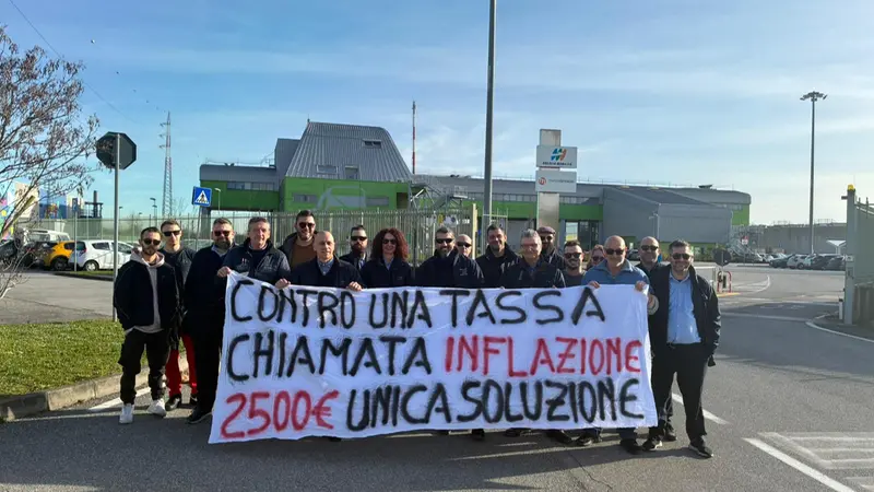 Lo striscione degli autisti di Brescia Trasporti © www.giornaledibrescia.it