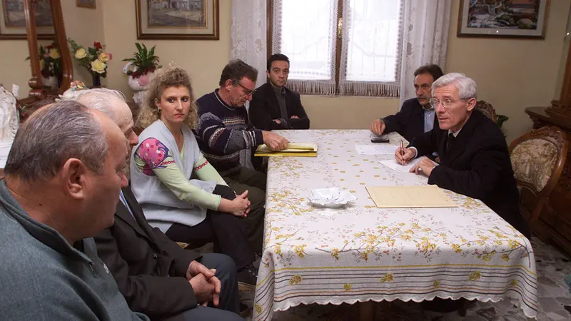 Il sindaco Corsini e l'assessore Brunelli con le famiglie delle cascine vicine nel cui sangue è stato rintracciato il Pcb © www.giornaledibrescia.it