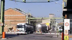 I camion transitano all'interno della Caffaro: è l'estate del 2001 © www.giornaledibrescia.it