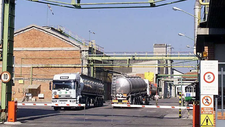 I camion transitano all'interno della Caffaro: è l'estate del 2001 © www.giornaledibrescia.it