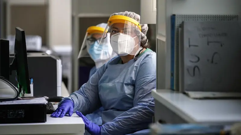 Infermiere in corsia - Foto Ansa/Giuseppe Lami