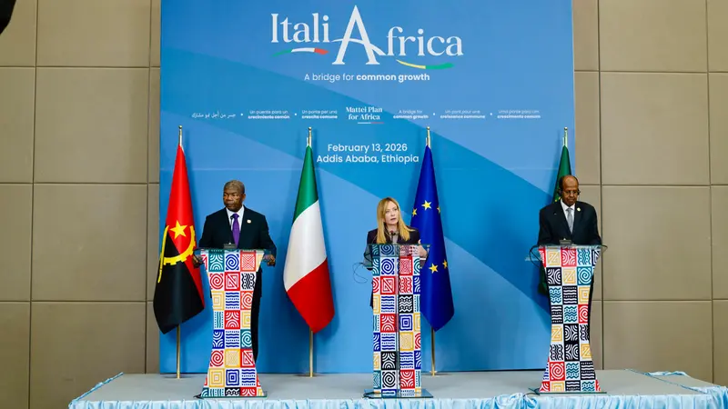 Giorgia Meloni con il Presidente dell'Angola e Presidente di turno dell'Unione Africana João Lourenço e il Presidente della Commissione dell'Unione Africana Mahmoud Ali Youssouf - Foto Ansa © www.giornaledibrescia.it