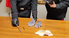 Arnesi e denaro recuperati dai carabinieri