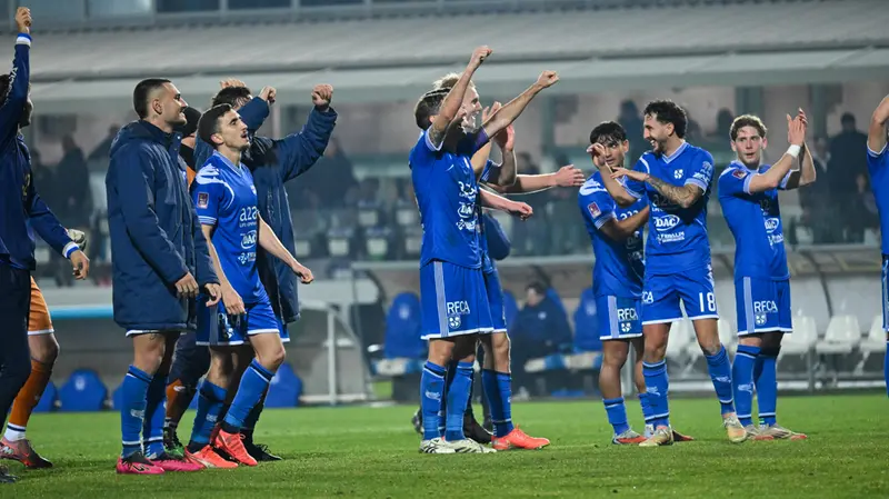 Il gruppo Brescia dopo la vittoria con la Virtus Verona - Foto NewReporter/Pasotti © www.giornaledibrescia.it