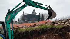 Lavori per il restauro dei muri a secco sulla cima del Barbisone - © www.giornaledibrescia.it