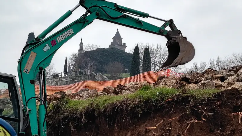 Lavori per il restauro dei muri a secco sulla cima del Barbisone - © www.giornaledibrescia.it
