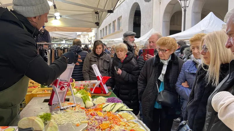 L'affettatrice verticale, da anni uno dei must della fiera - © www.giornaledibrescia.it