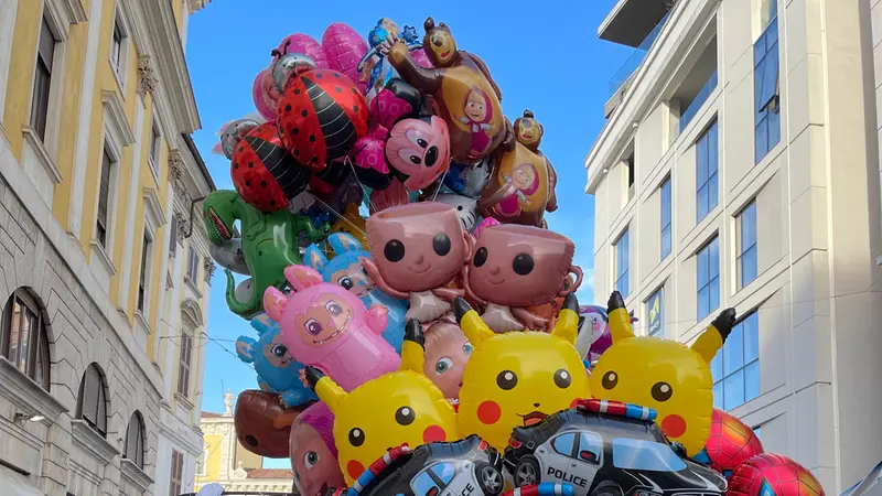 Palloncini anche a forma di Labubu - © www.giornaledibrescia.it