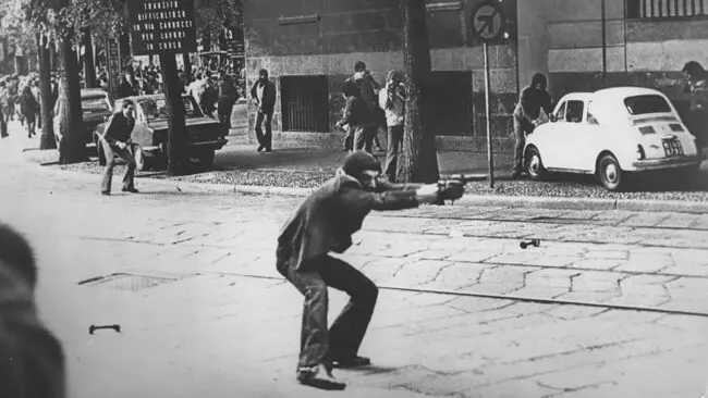 La famosa immagine, scatta da Paolo Pedrizzetti, di Giuseppe Memeo, militante di Autonomia operaia