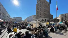 Sui gradini, al sole, per gustare qualcosa di buono osservando la fiera