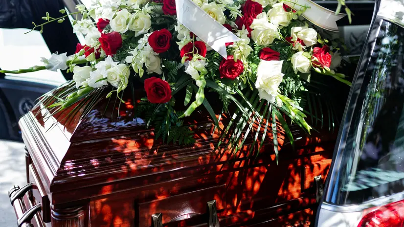 Un feretro su un carro funebre