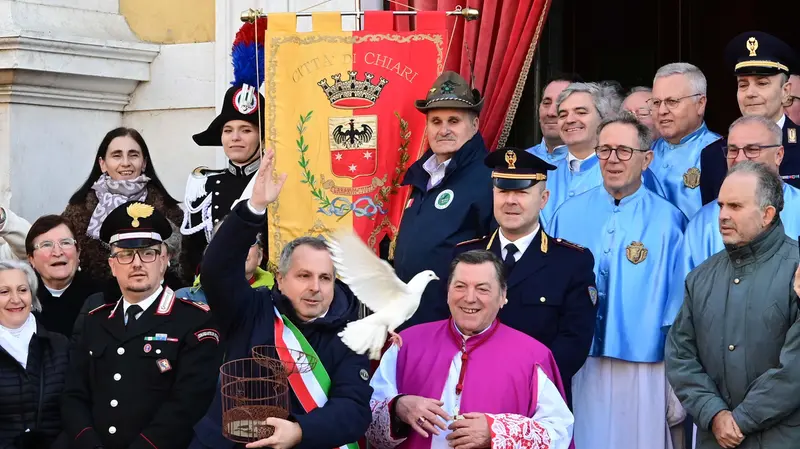 La liberazione della colomba - Foto Gabriele Strada/Neg © www.giornaledibrescia.it