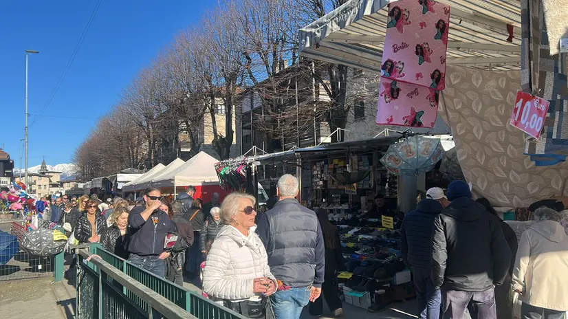 Folla tra le bancarelle a Darfo © www.giornaledibrescia.it