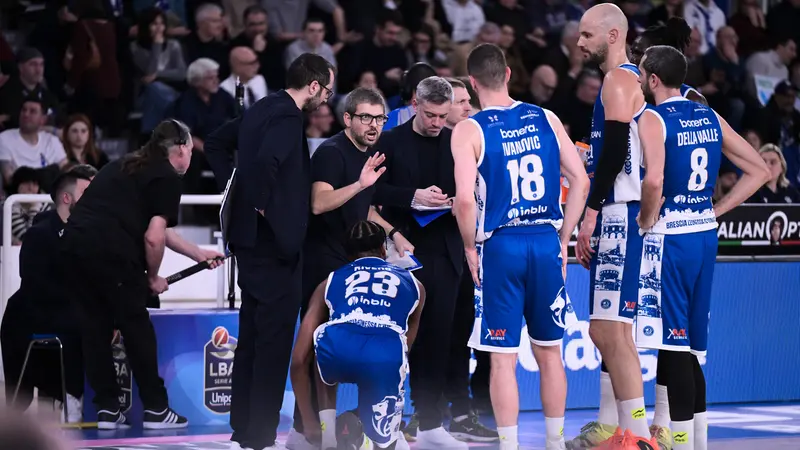 Matteo Cotelli parla con la squadra  - Foto New Reporter Checchi © www.giornaledibrescia.it