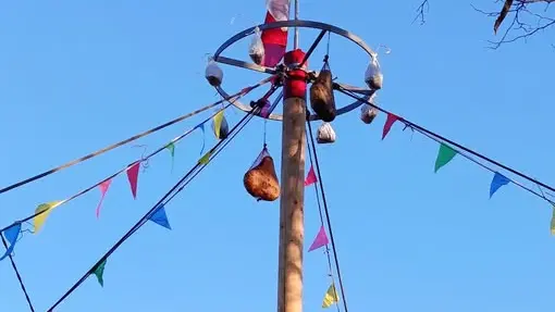 Il palo della cuccagna a Manerbio © www.giornaledibrescia.it