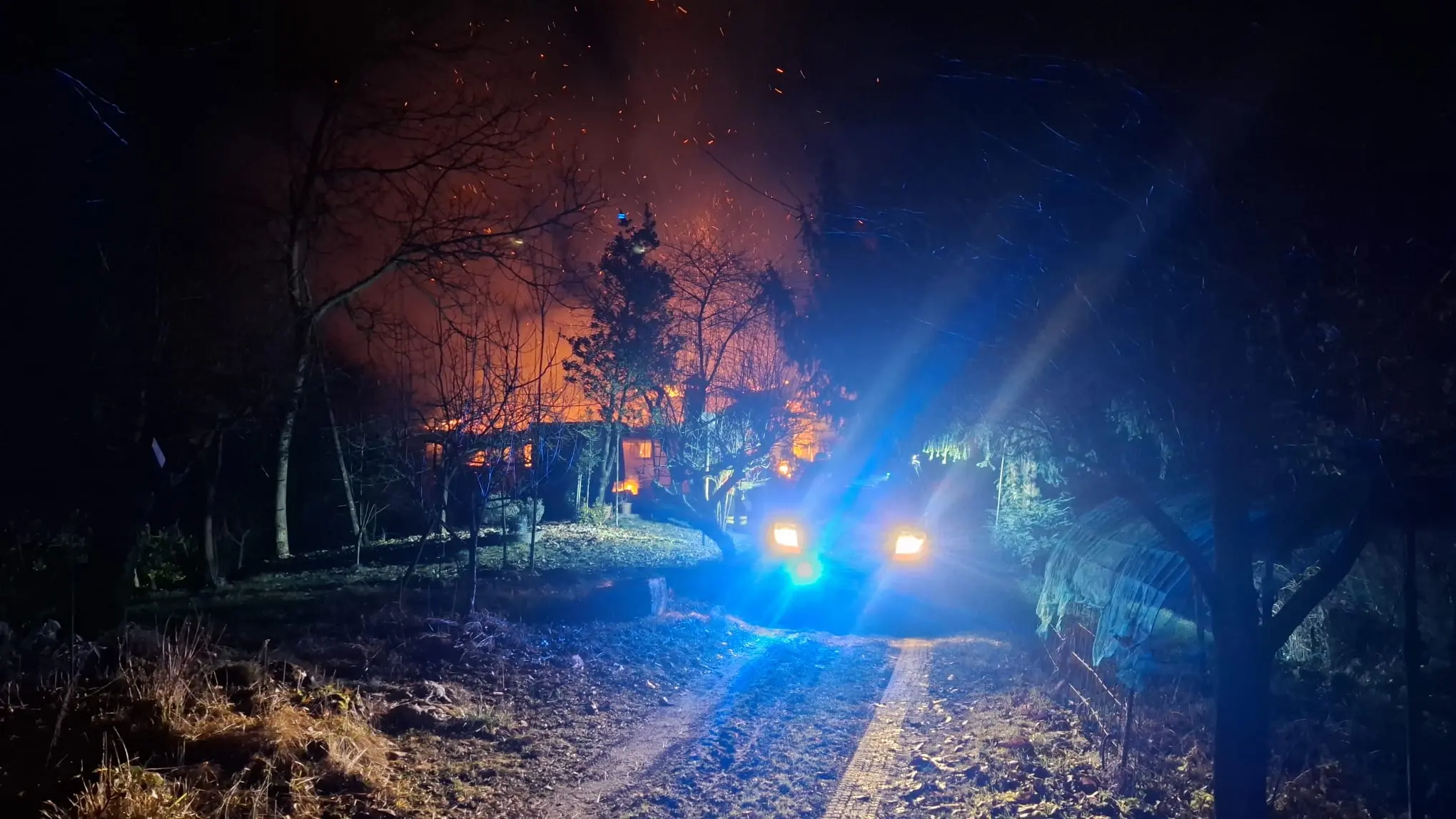 L'incendio ha avvolto e distrutto la casetta