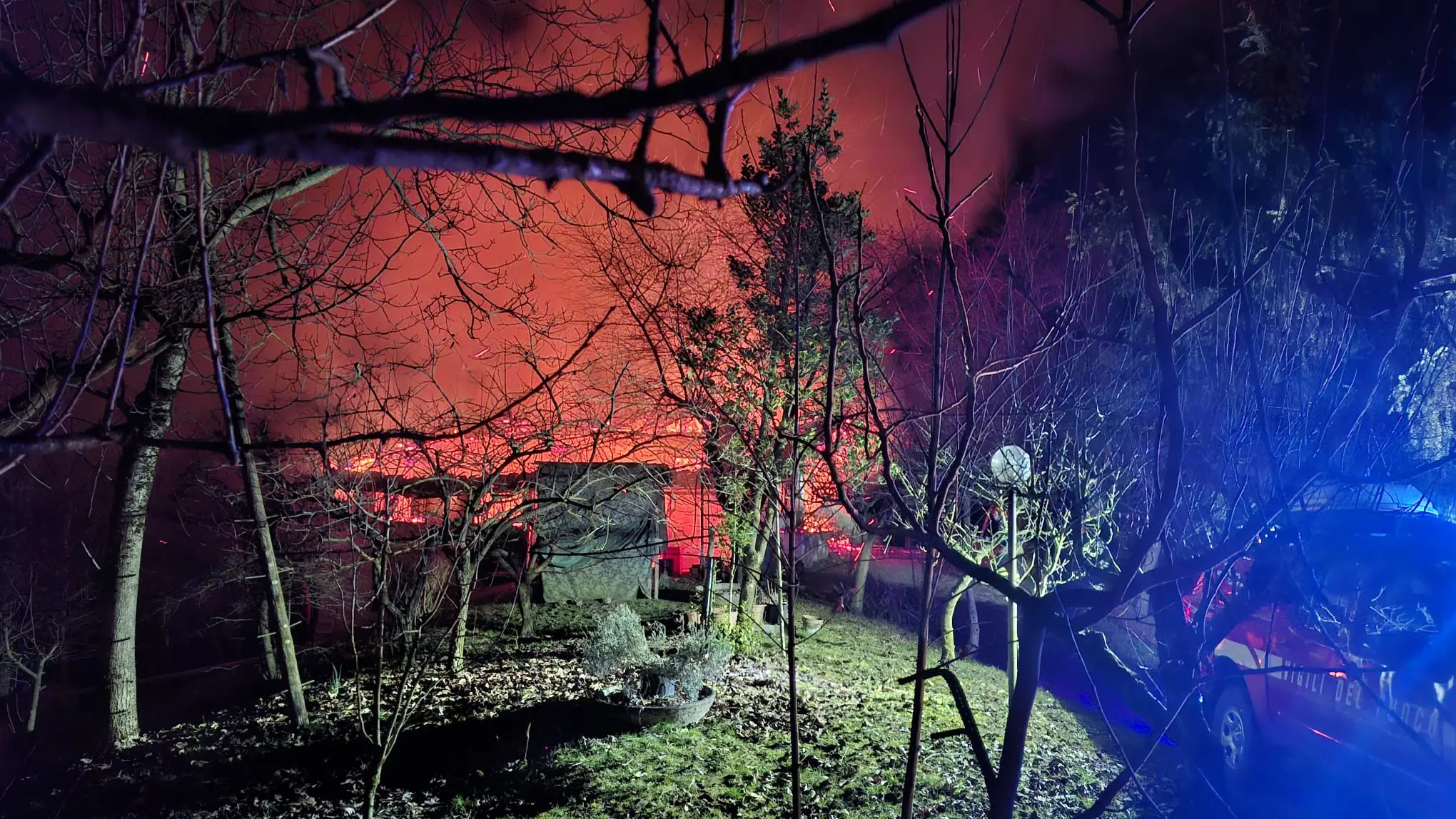 L'incendio ha avvolto e distrutto la casetta