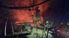L'incendio ha avvolto e distrutto la casetta
