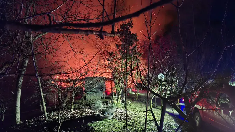 L'incendio ha avvolto e distrutto la casetta
