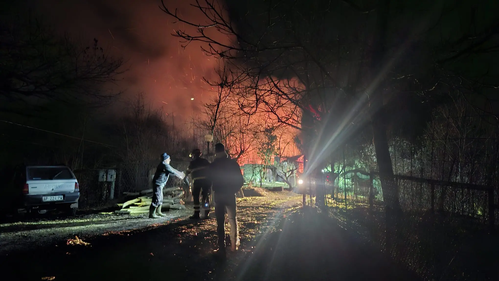 L'incendio ha avvolto e distrutto la casetta