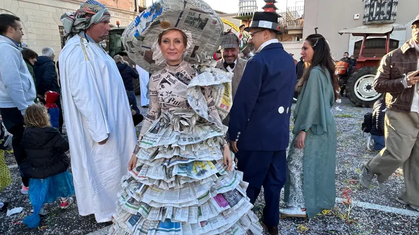 L'abito da dama realizzato con copie del Giornale di Brescia © www.giornaledibrescia.it