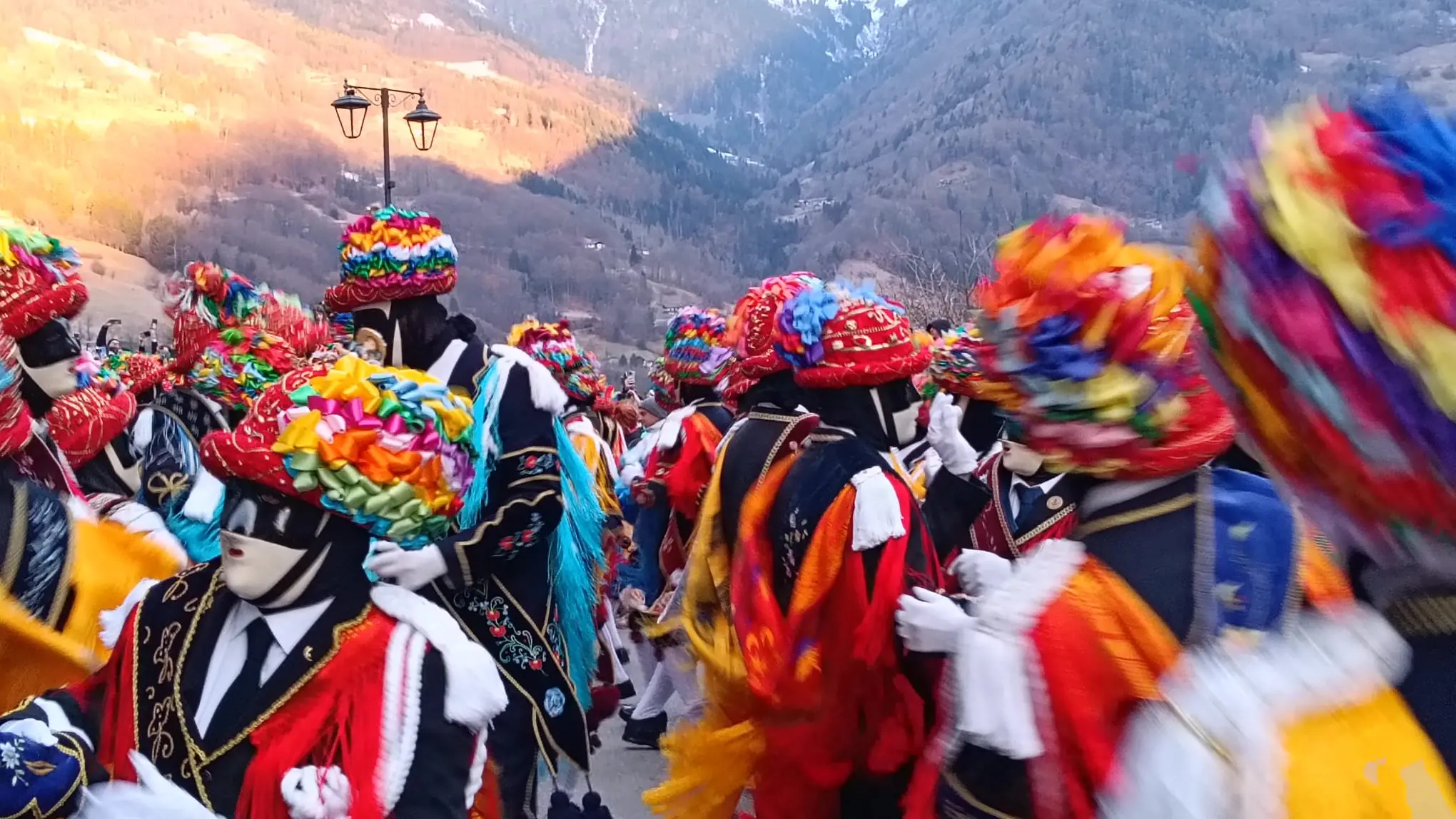 Carnevale di Bagolino: il primo ballo sul sagrato