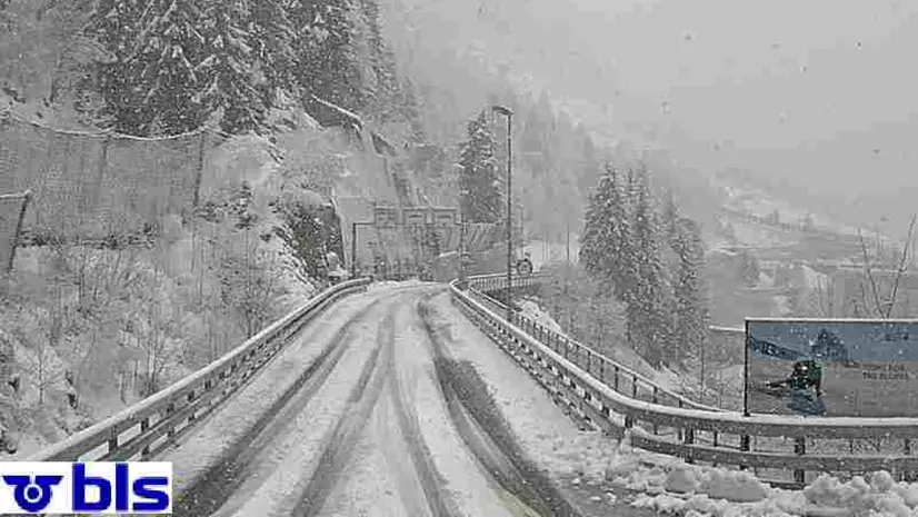 Un frame dal video delle telecamere della società ferroviaria svizzera Bls in cui si vede la stazione di carico di Goppenstein