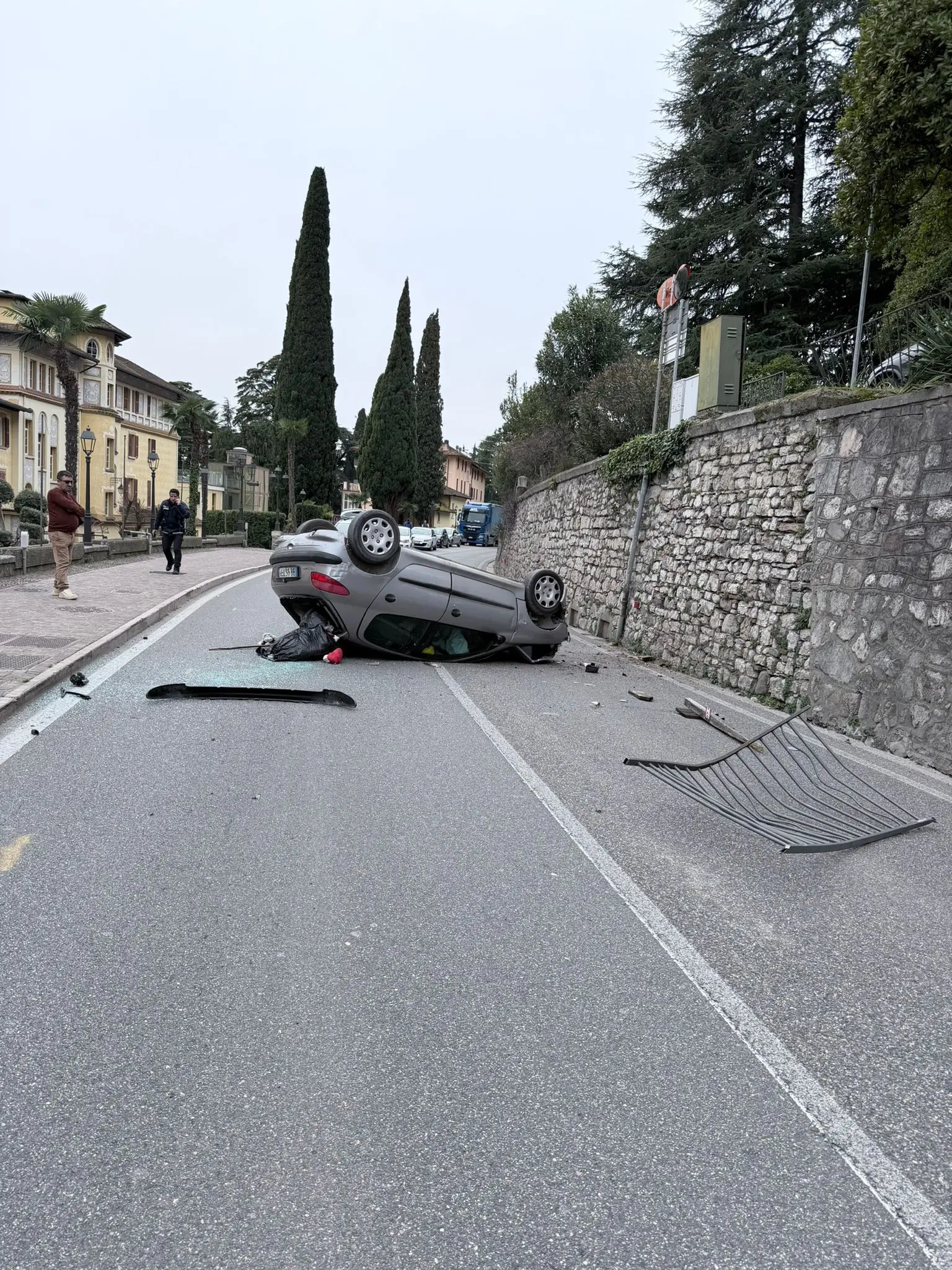 Auto ribaltata a Gardone Riviera