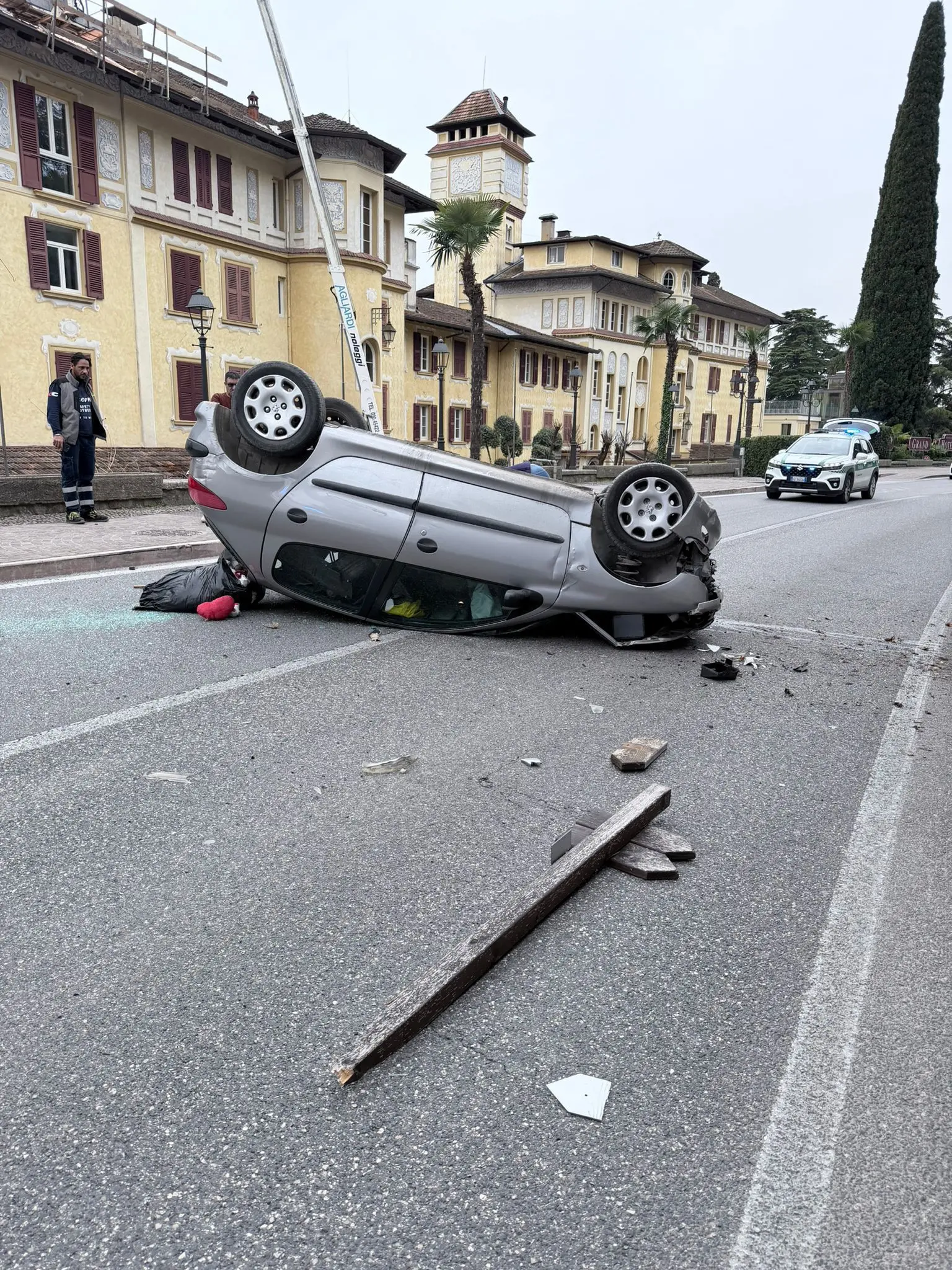Auto ribaltata a Gardone Riviera