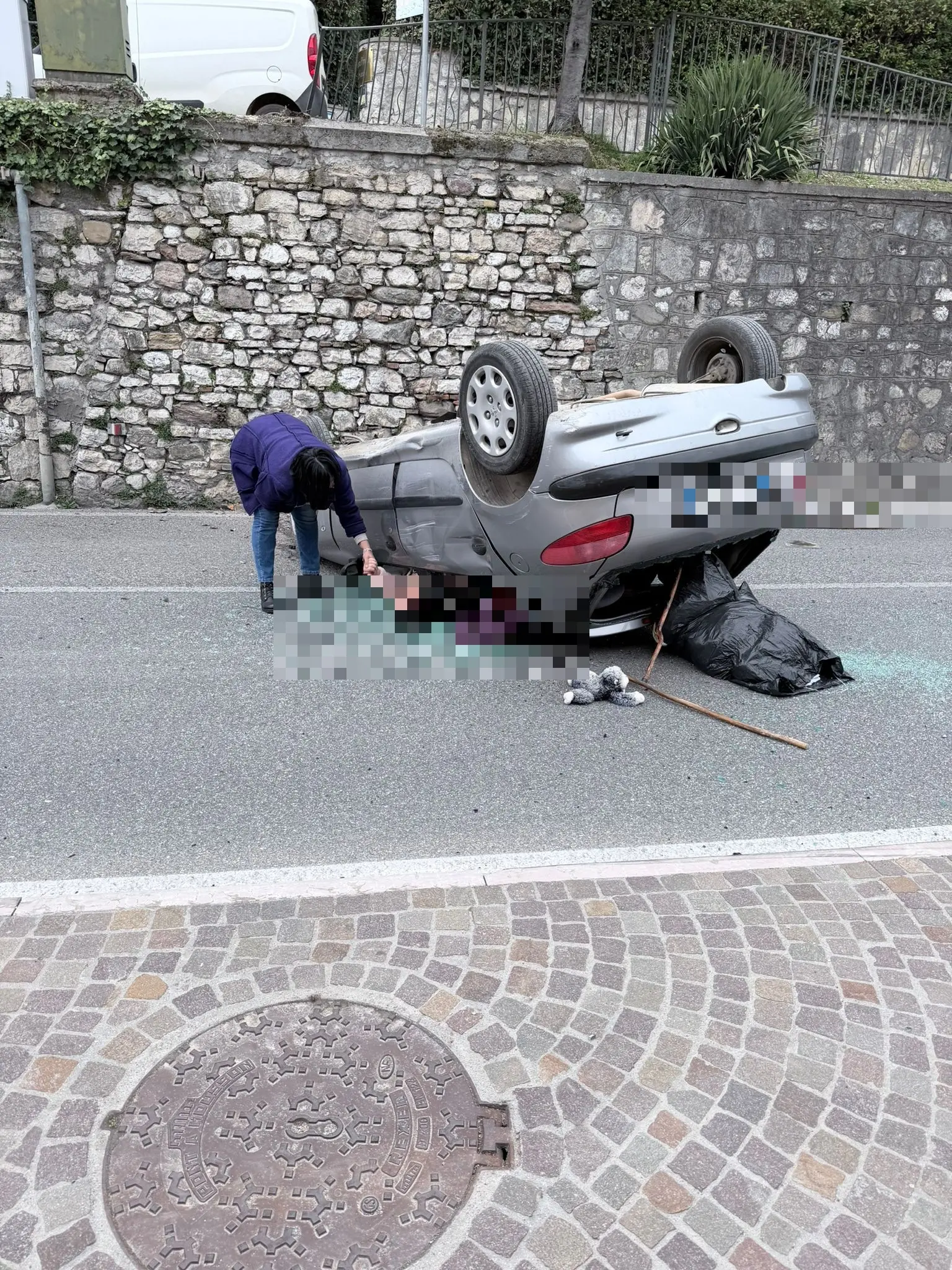 Auto ribaltata a Gardone Riviera