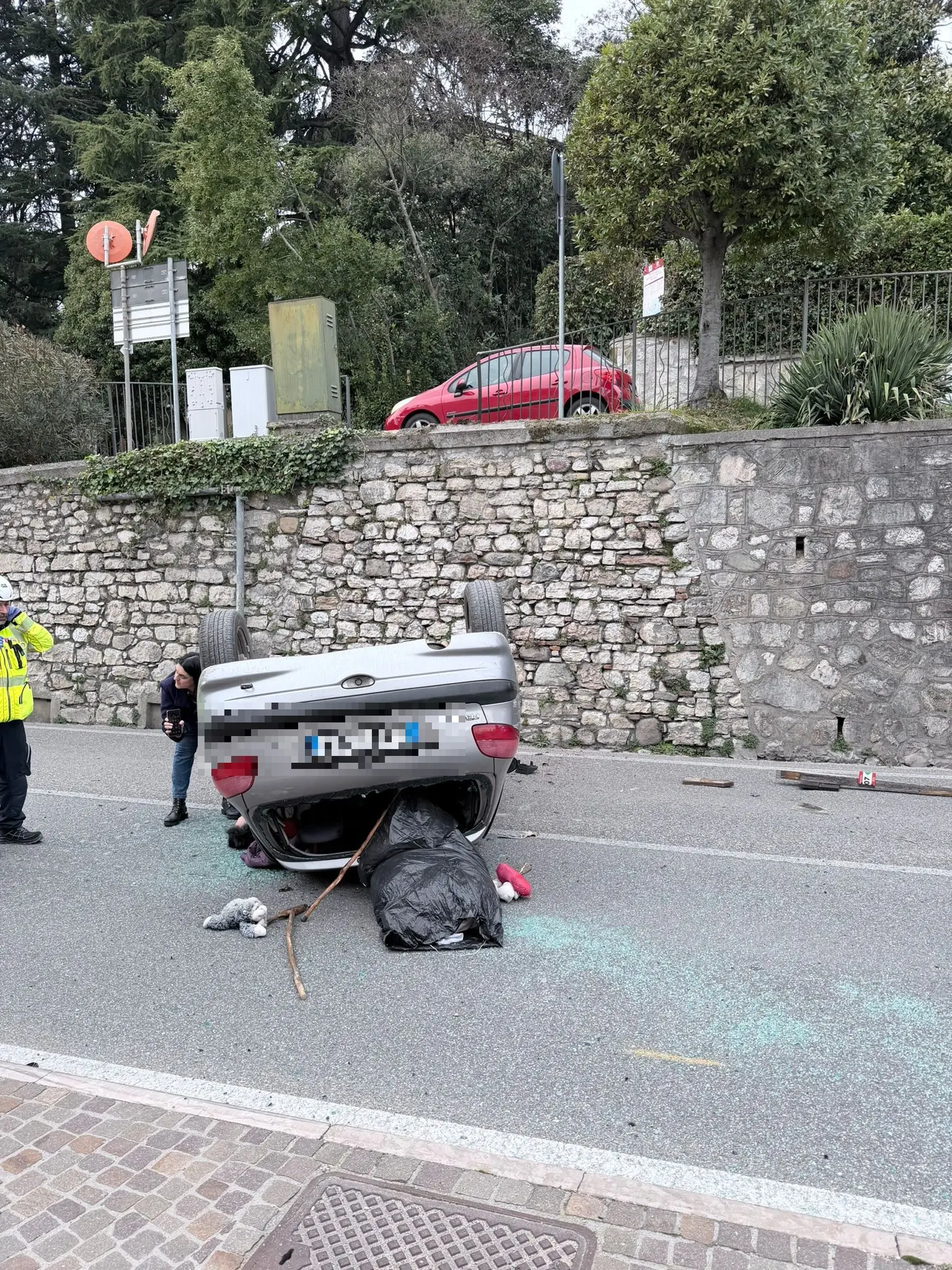 Auto ribaltata a Gardone Riviera