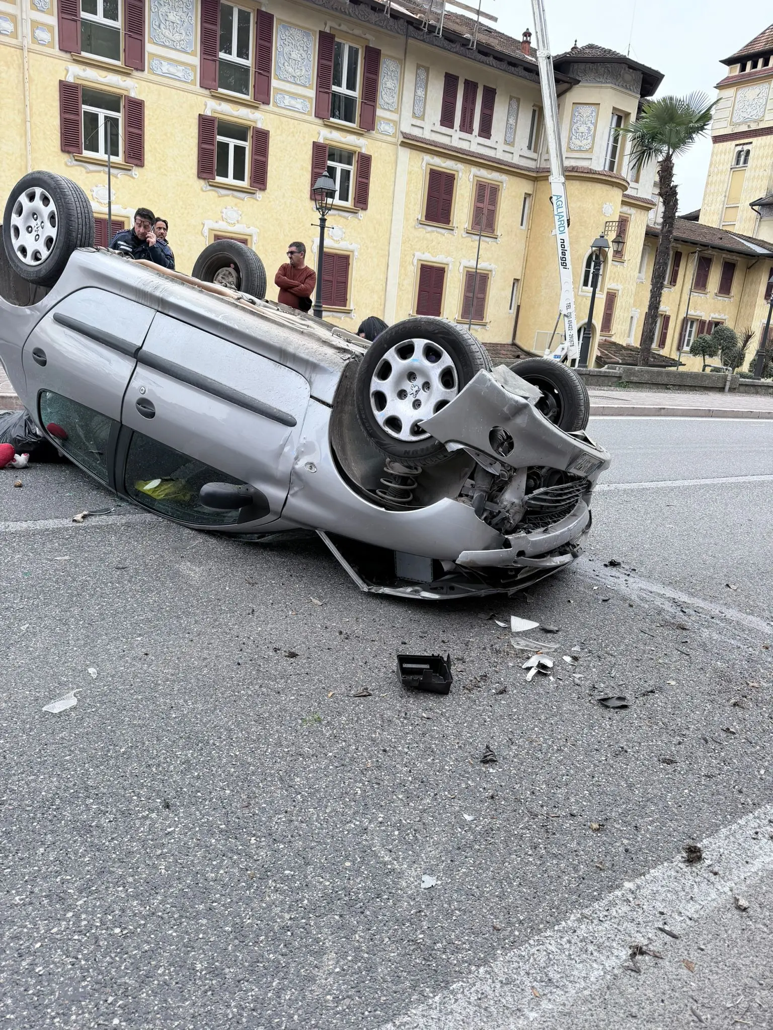 Auto ribaltata a Gardone Riviera