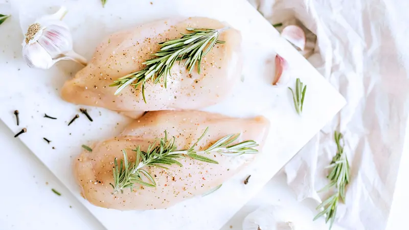La carne di pollo deve avere un colore rosaceo e uniforme