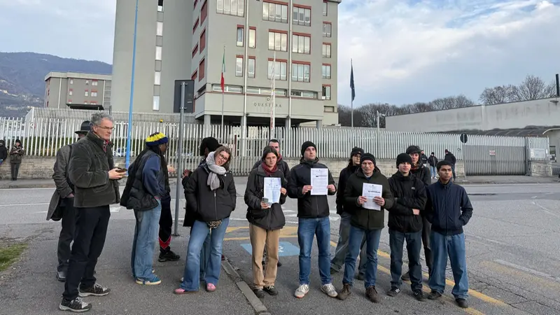 Il gruppo di attivisti - © www.giornaledibrescia.it