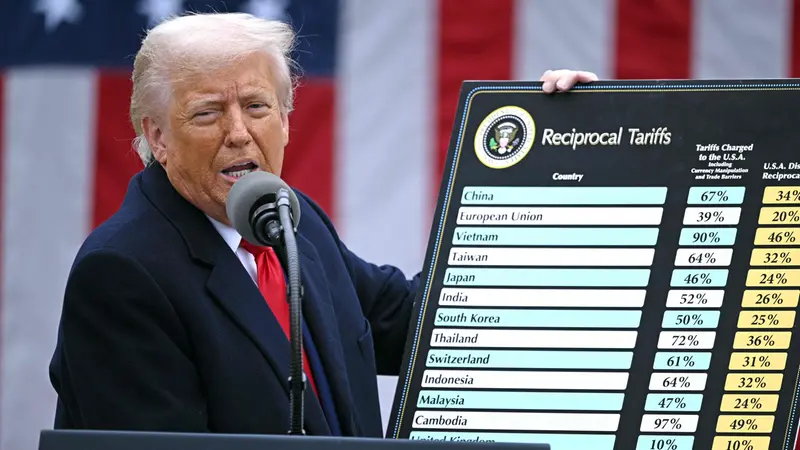 Donald Trump nel giorno in cui ha presentato il sistema di dazi Usa - Foto Ansa © www.giornaledibrescia.it